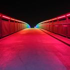 Regenbogen-Brücke bei Nacht