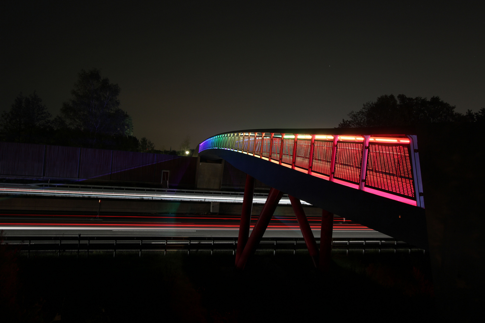 Regenbogen-Brücke mit Bahn