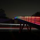 Regenbogen-Brücke mit Bahn