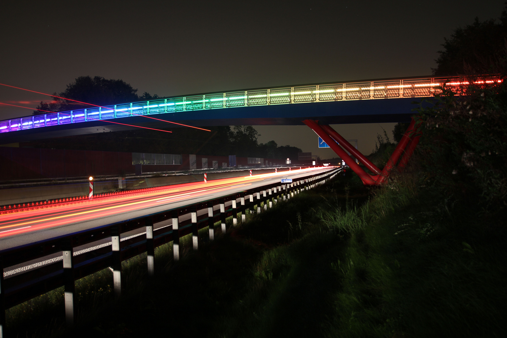 Regenbogen-Brücke von unten