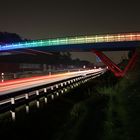 Regenbogen-Brücke von unten