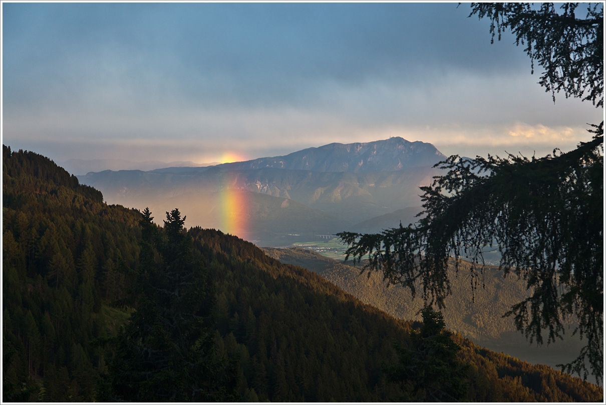 Regenbogen der über Berge geht