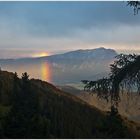 Regenbogen der über Berge geht