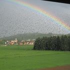 Regenbogen durch die betröpfelt Scheibe fotografiert 