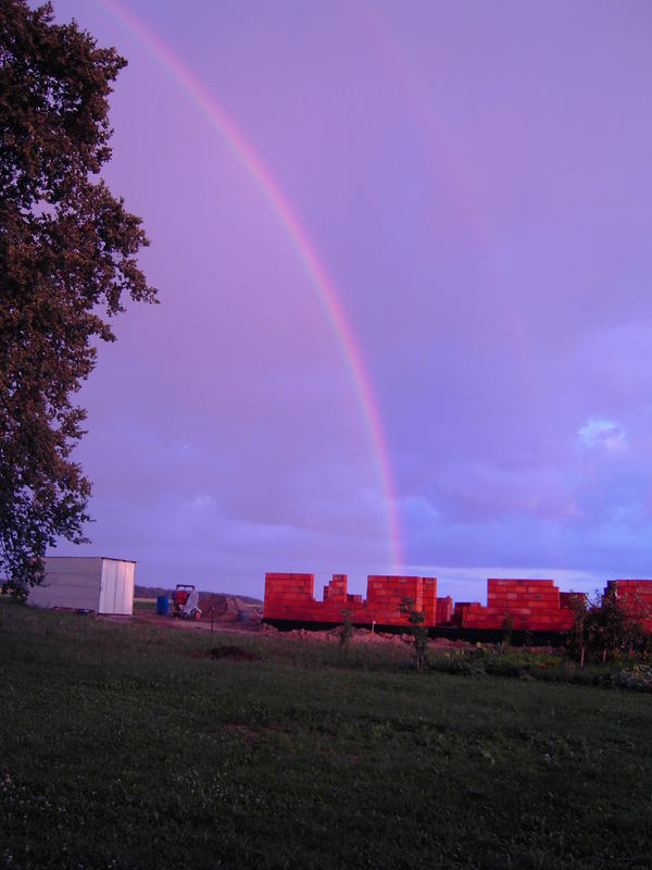 Regenbogen "erleuchtet" Baustelle ...