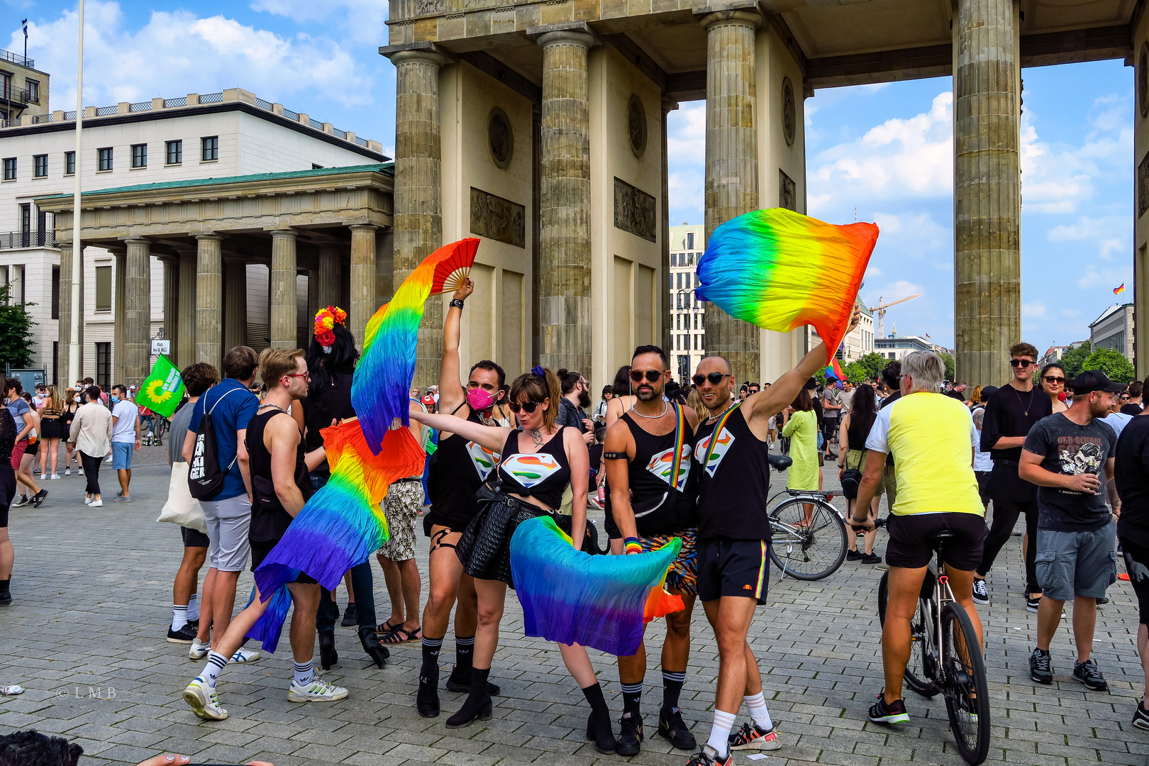 Regenbogen-Fahnenschwung