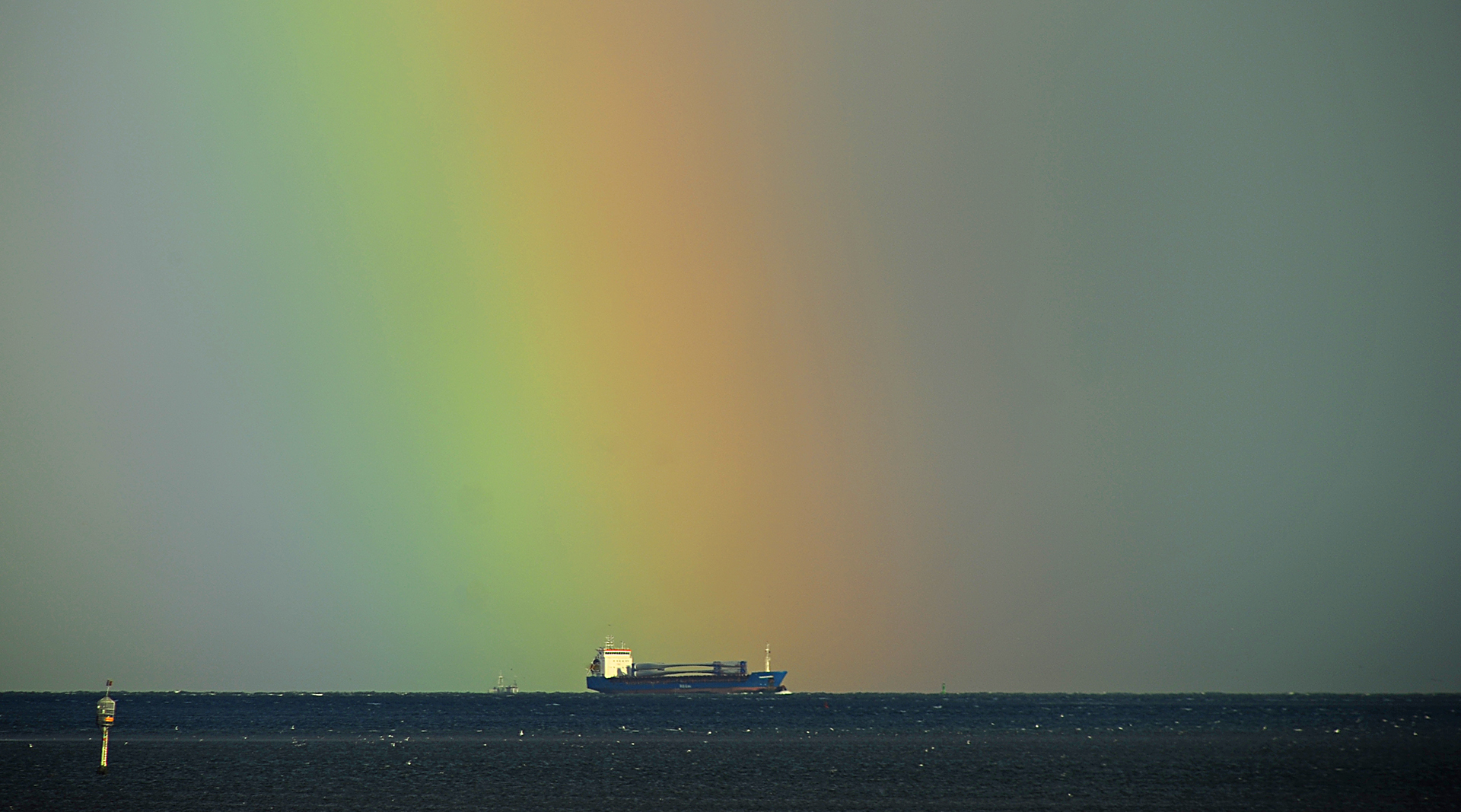 REGENBOGEN-Frachter auf der Außenelbe vor Cuxhaven