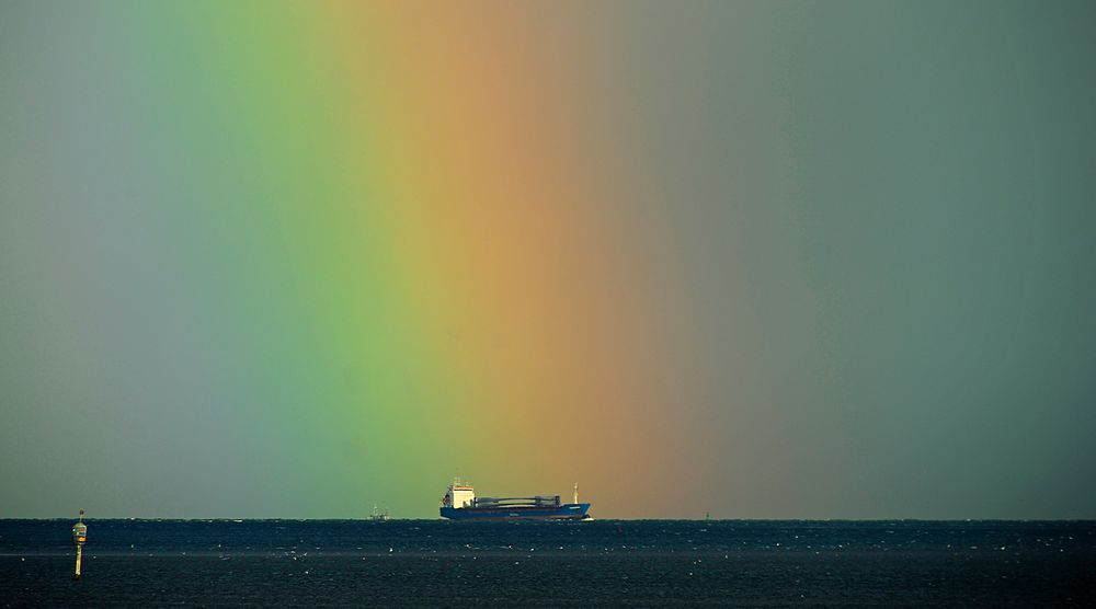 REGENBOGEN-Frachter auf der Außenelbe vor Cuxhaven