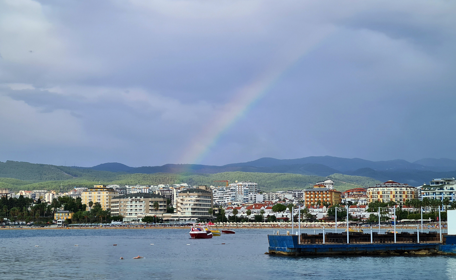 Regenbogen hinter dem Ort Avsallar