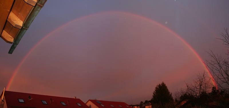 Regenbogen hinterm Haus