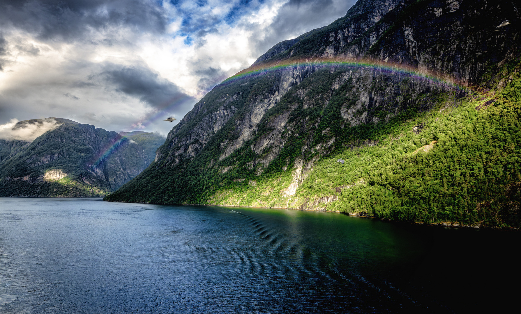 Regenbogen im Geirangerfjord