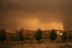 Regenbogen im Gewitterrot