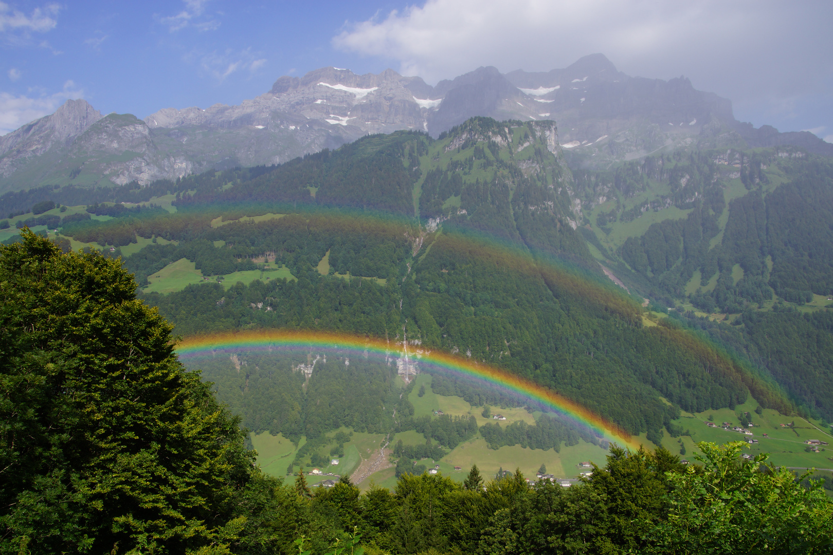 Regenbogen im Glarnerland ( am Fusse des Glärnisch )