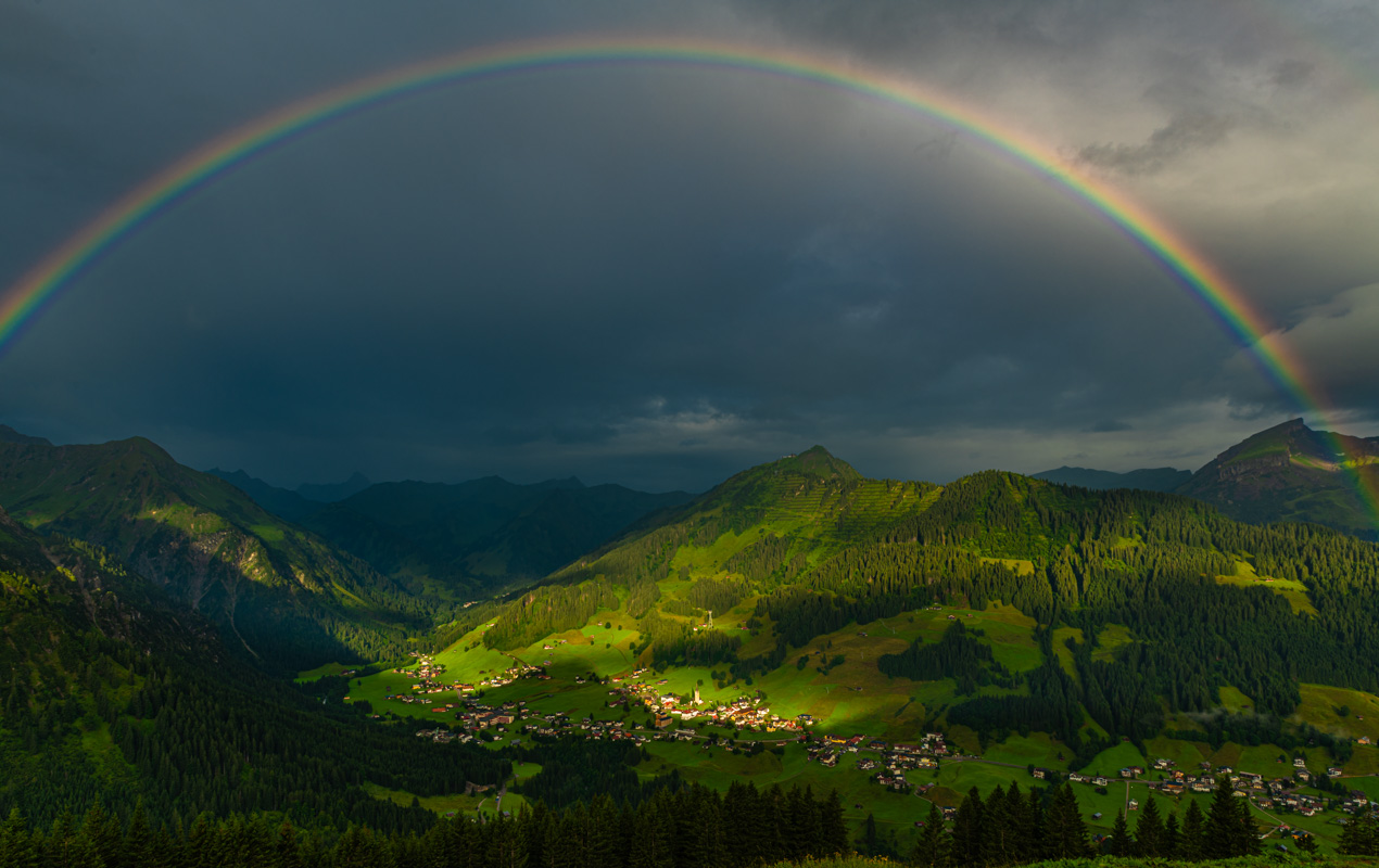 Regenbogen im Kleinwalsertal - Blick auf Mittelberg