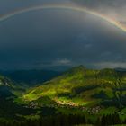 Regenbogen im Kleinwalsertal - Blick auf Mittelberg