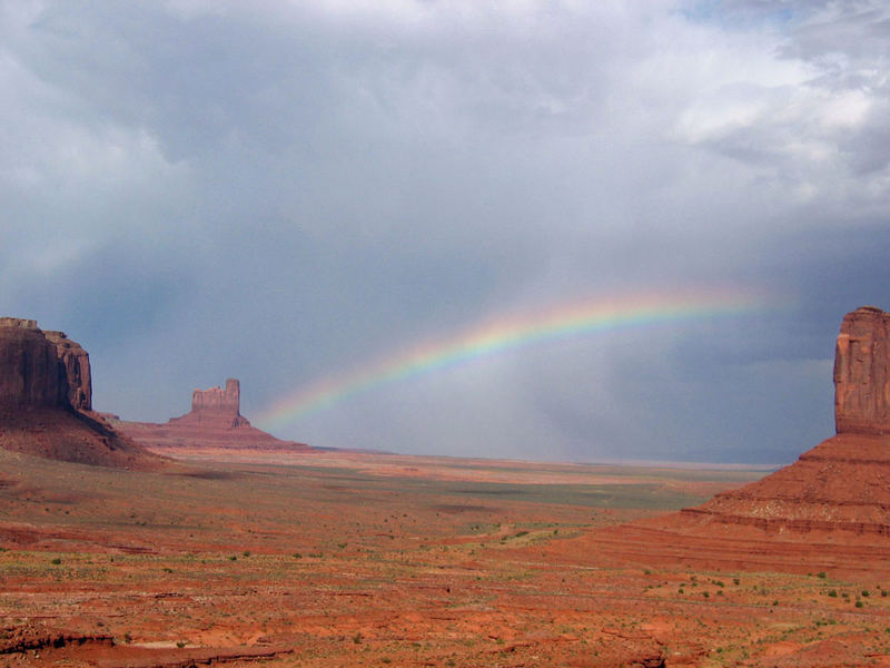 Regenbogen im Monument Valley