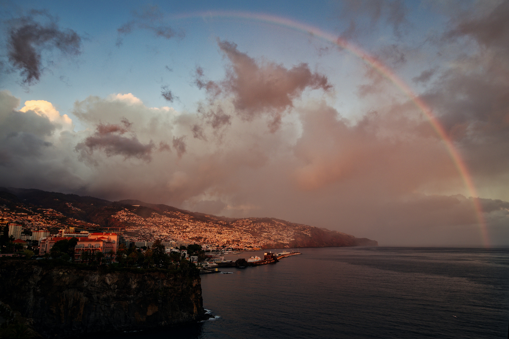 Regenbogen im Sonnenuntergang