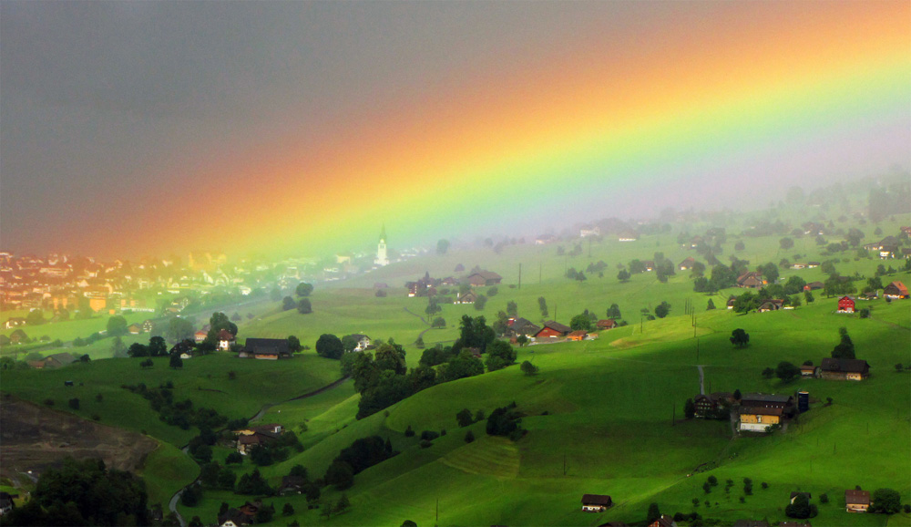 Regenbogen im Tal