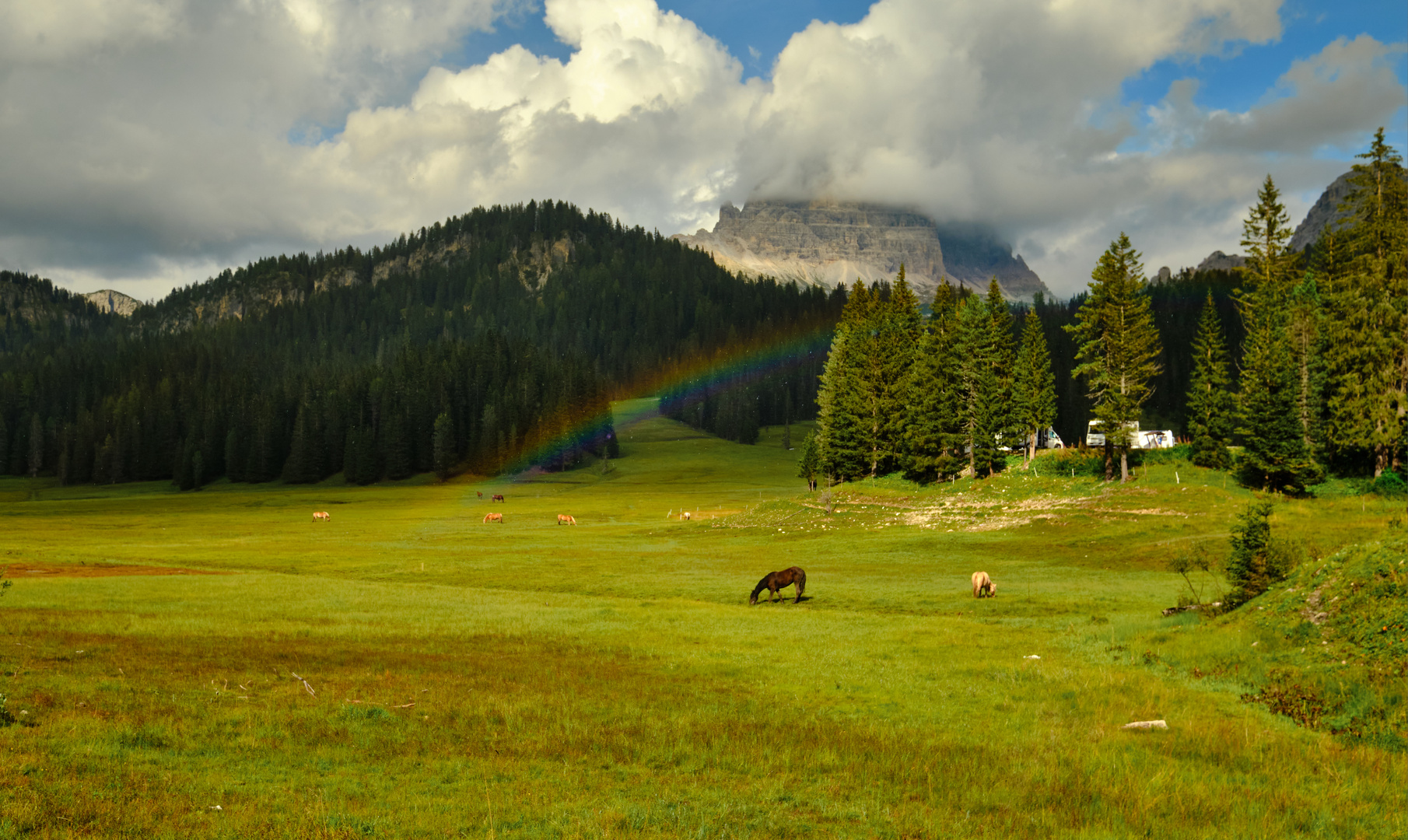 Regenbogen im Vordergrund der 3 Zinnen Südseite