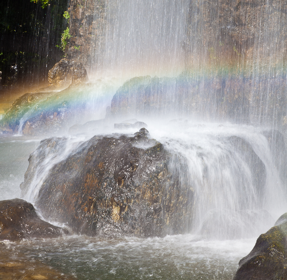 Regenbogen im Wasserfall