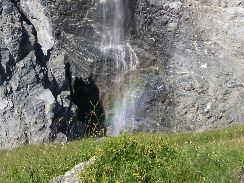 Regenbogen im Wasserfall des Eigers