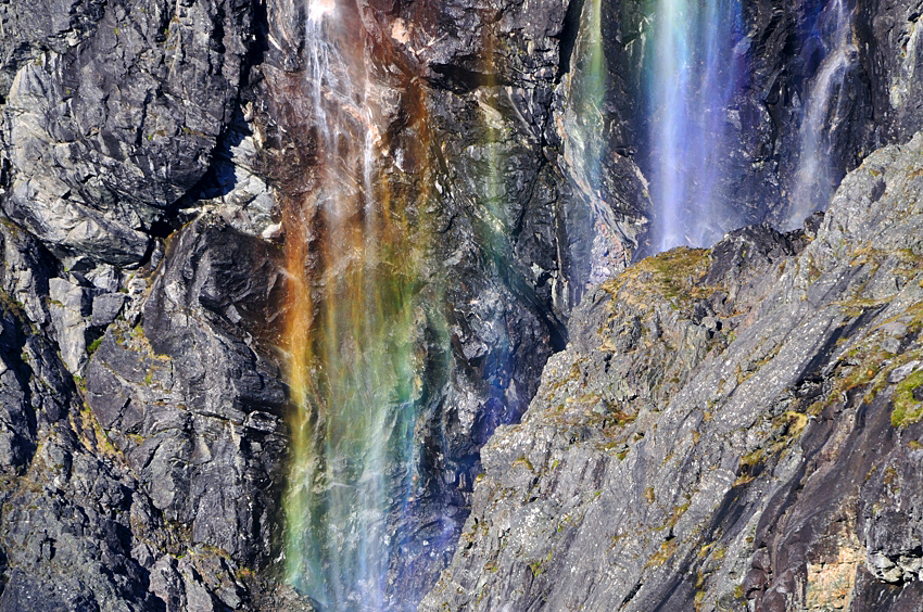 Regenbogen im Wasserfall, Romsdal, Norwegen