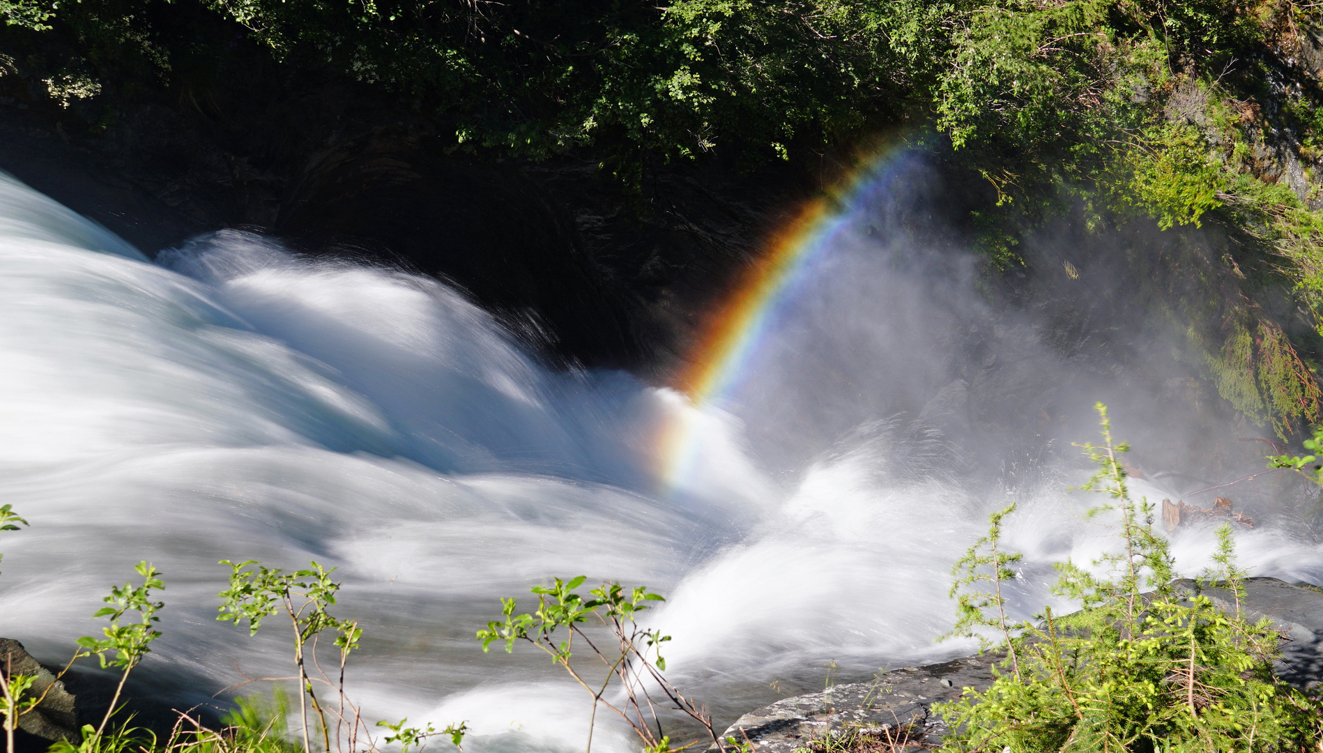 Regenbogen im Wildbach