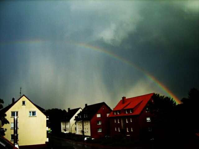 Regenbogen im Wohngebiet