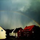 Regenbogen im Wohngebiet