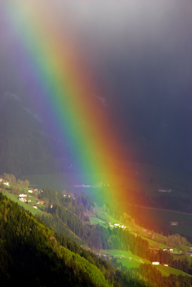 Regenbogen in den Bergen