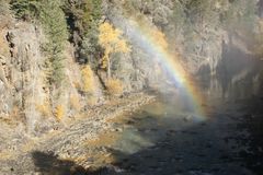 Regenbogen in den Bergen