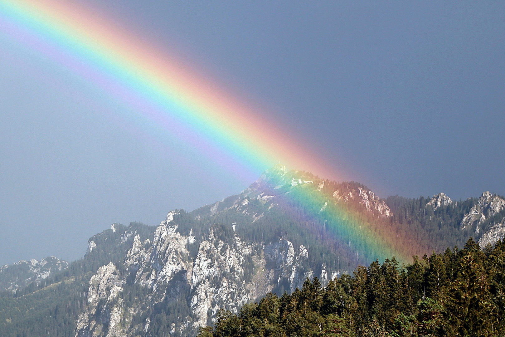 Regenbogen in den Bergen