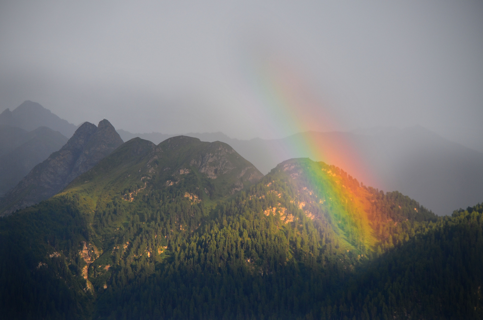 Regenbogen in den Tiroler Alpen