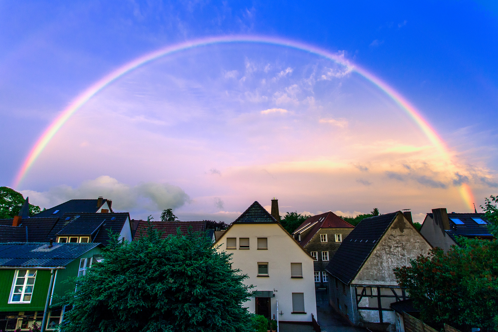 Regenbogen in der blauen Stunde