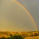 Regenbogen in der sonnigen Landschaft