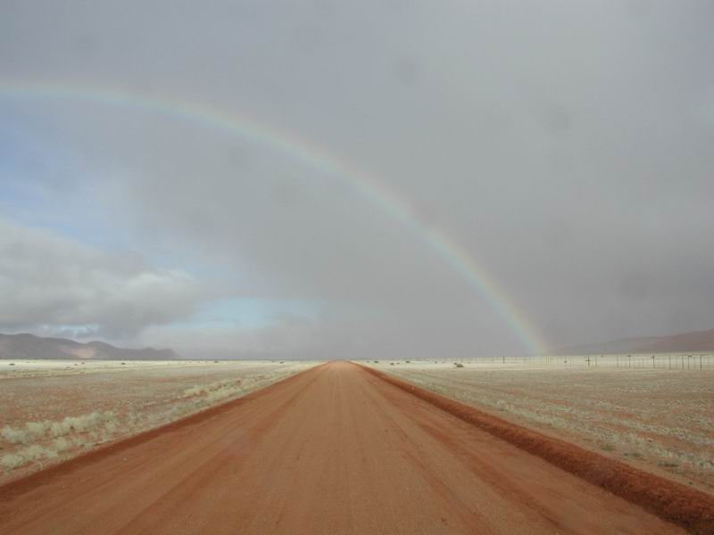 Regenbogen in der Wüste