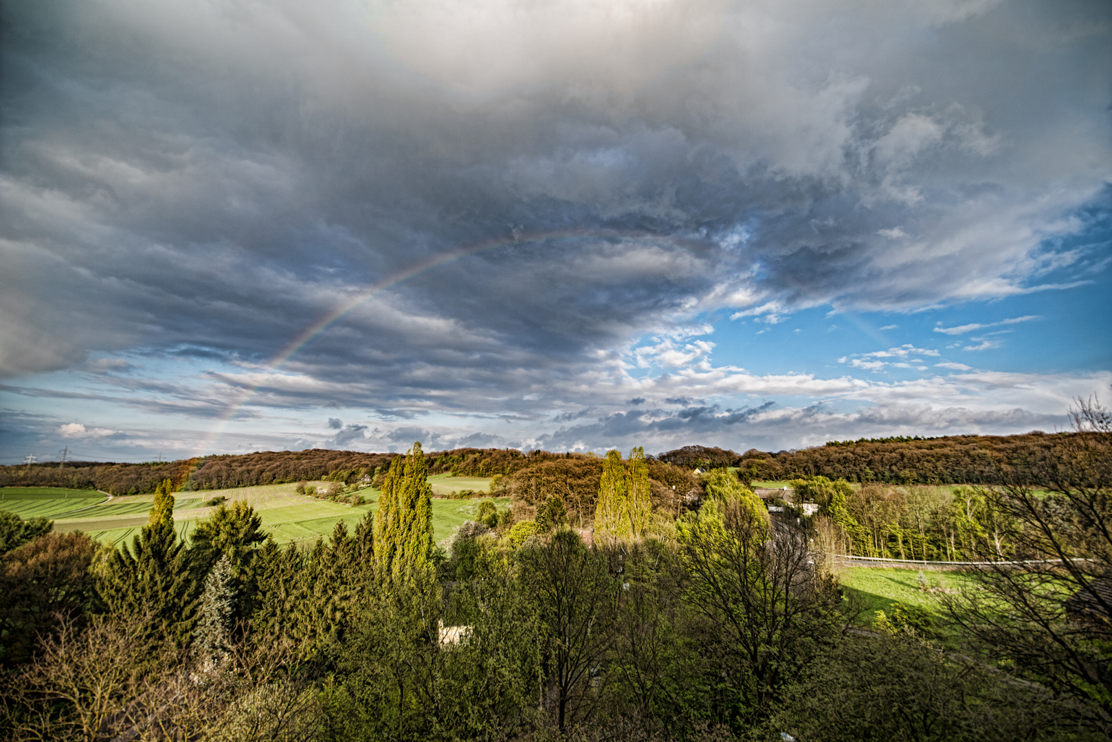 Regenbogen in dramatischer Umgebung. 