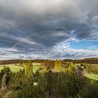 Regenbogen in dramatischer Umgebung. 