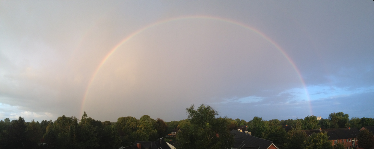 Regenbogen in voller Schönheit