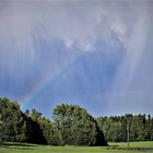 Regenbogen kommt durch Regenwand 