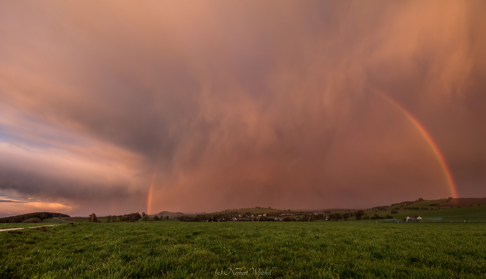 Regenbogen kurz vorm Sonnenuntergang