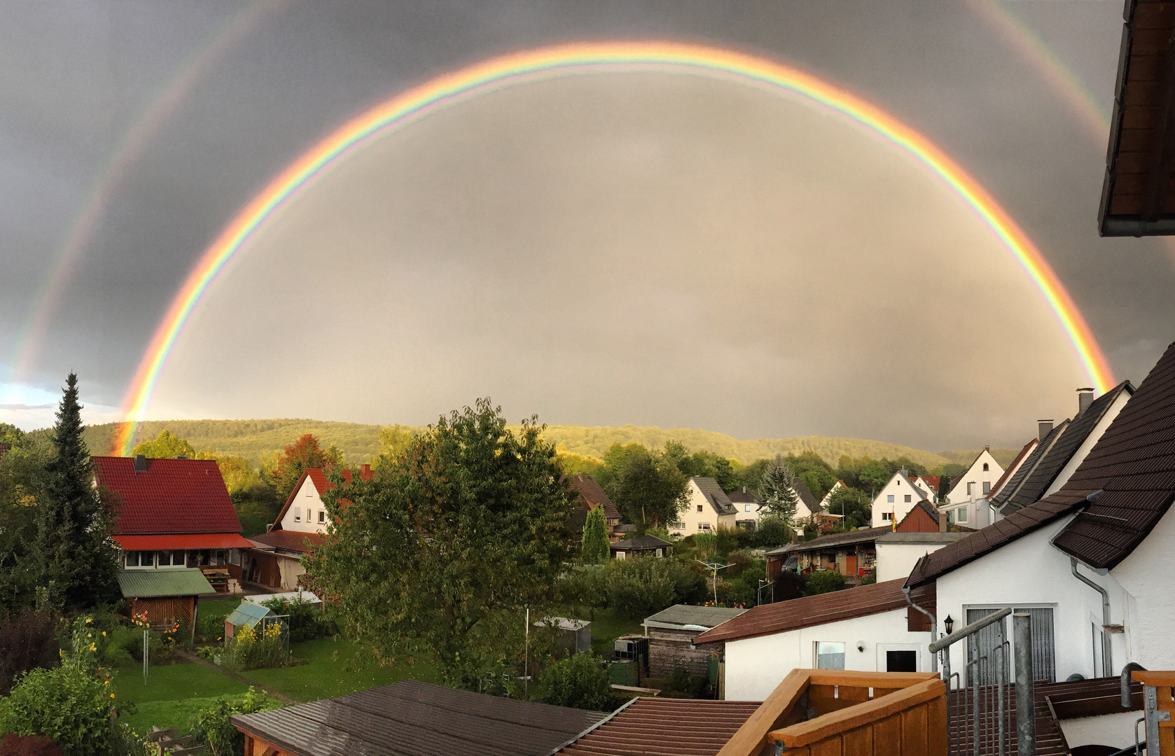 Regenbogen mit Blick auf den Solling. 