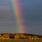 Regenbogen mit goldenen Regentropfen