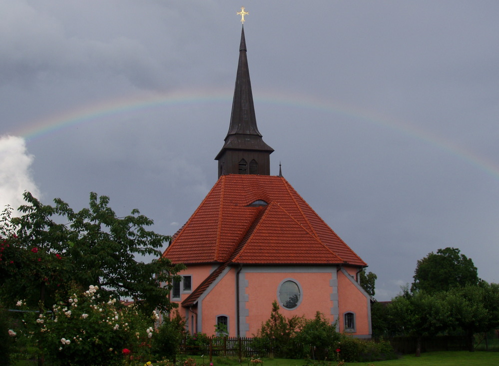 Regenbogen mit Kirche: Er ist noch da.