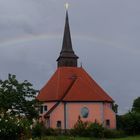 Regenbogen mit Kirche: Er ist noch da.