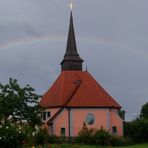 Regenbogen mit Kirche: Er ist noch da.
