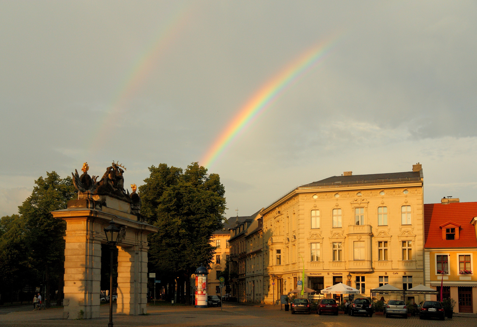 Regenbogen mit korrigierten stürzenden Linien