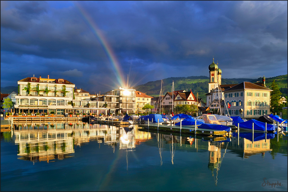 Regenbogen mit Lichtblitz