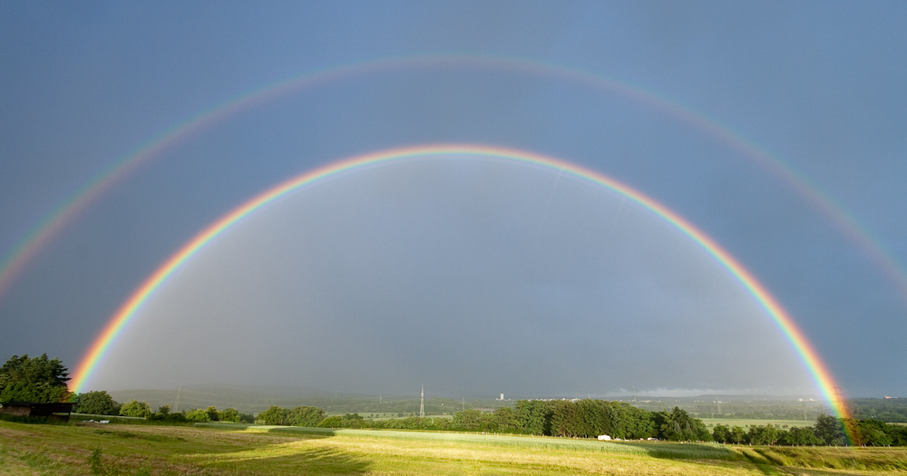 Regenbogen mit Nebenregenbogen