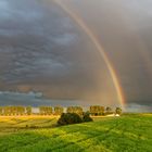 Regenbogen nach einem Unwetter im Abendlicht